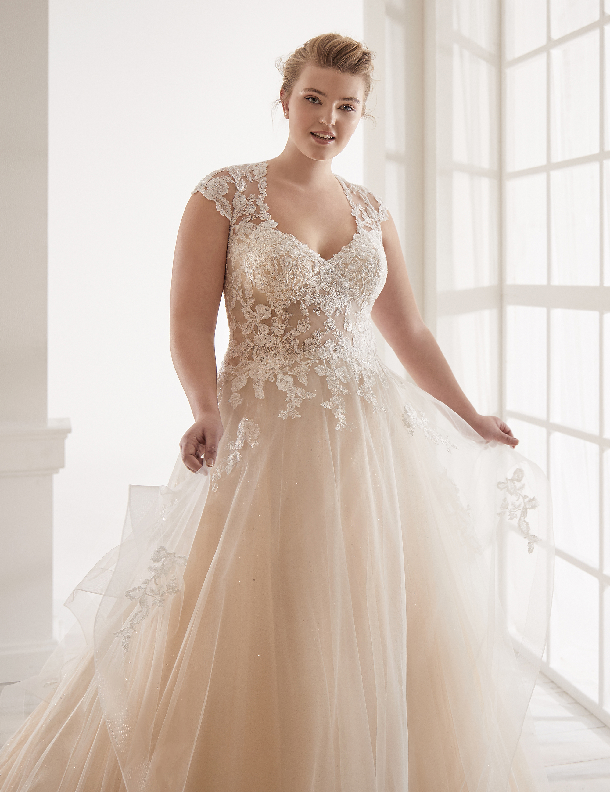 Abito e Vestito da Sposa per Curvy di Ronca Sposi