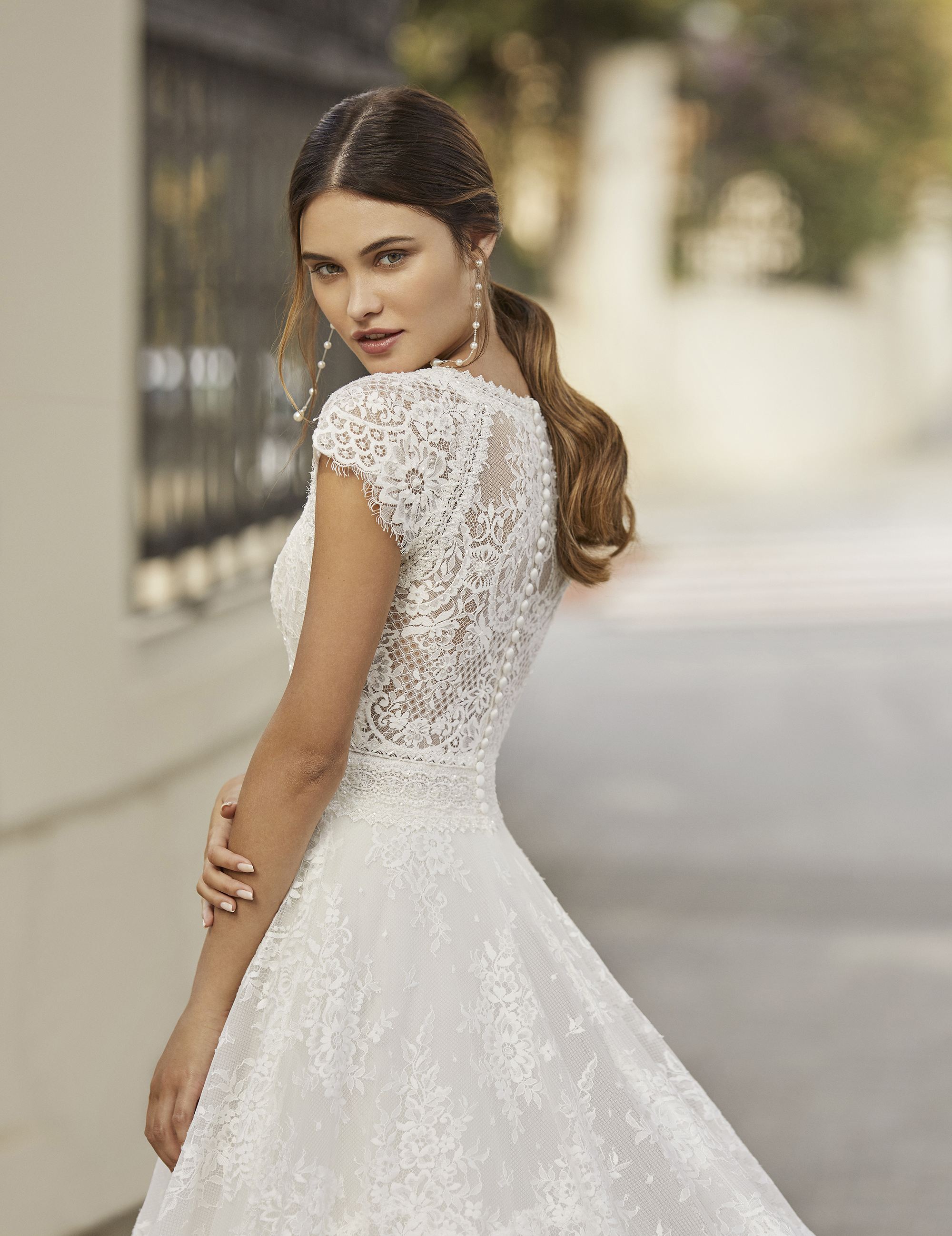Vestiti e Abiti da Sposa a Maniche Corte a Verona e Online