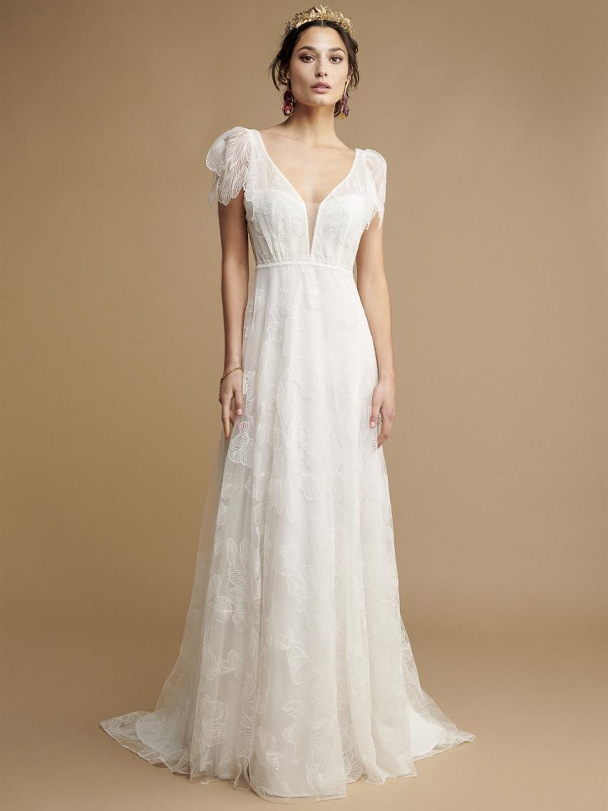 Modella con abito da sposa boho chic lungo