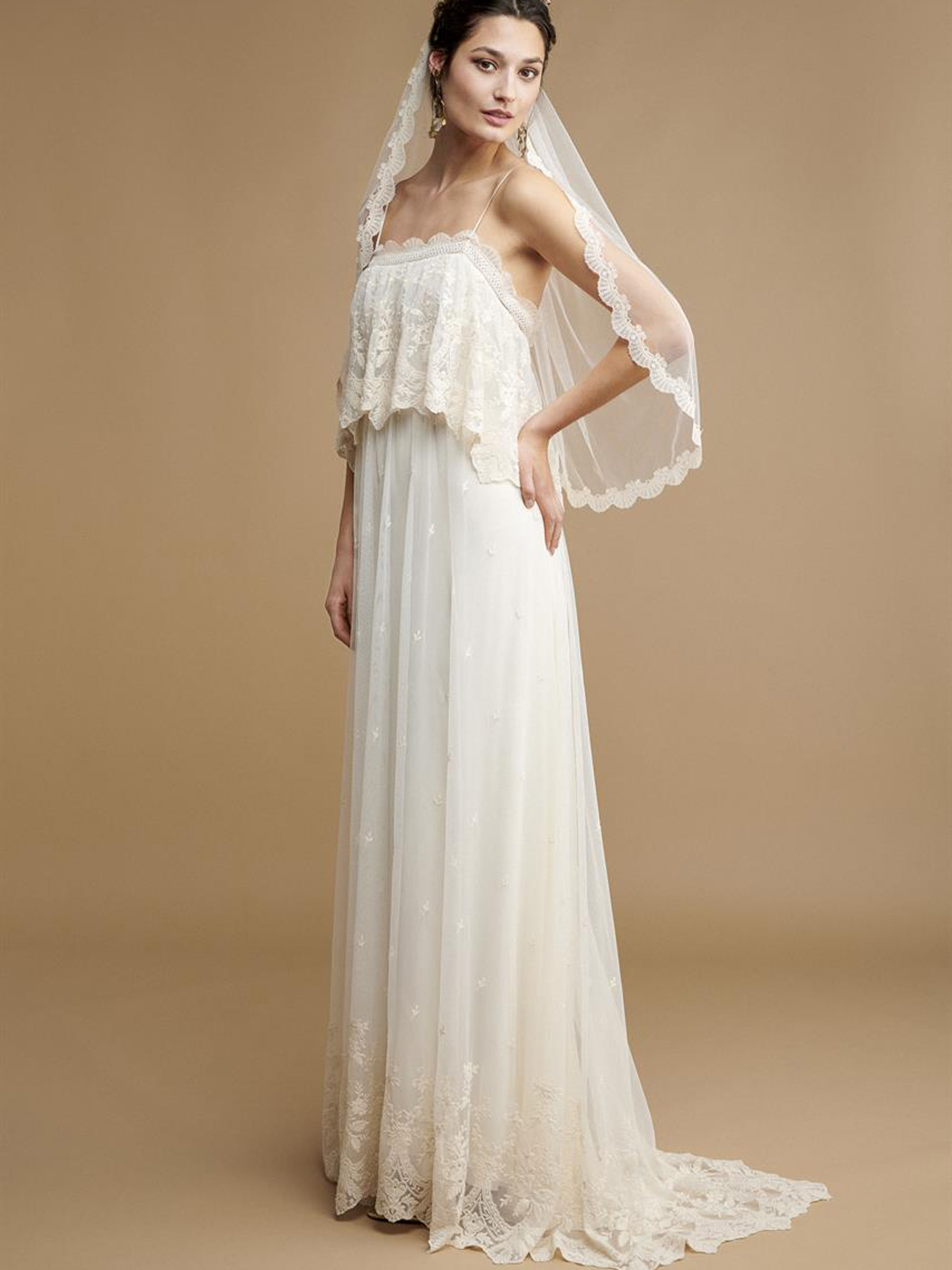 Modella con abito da sposa boho chic e velo