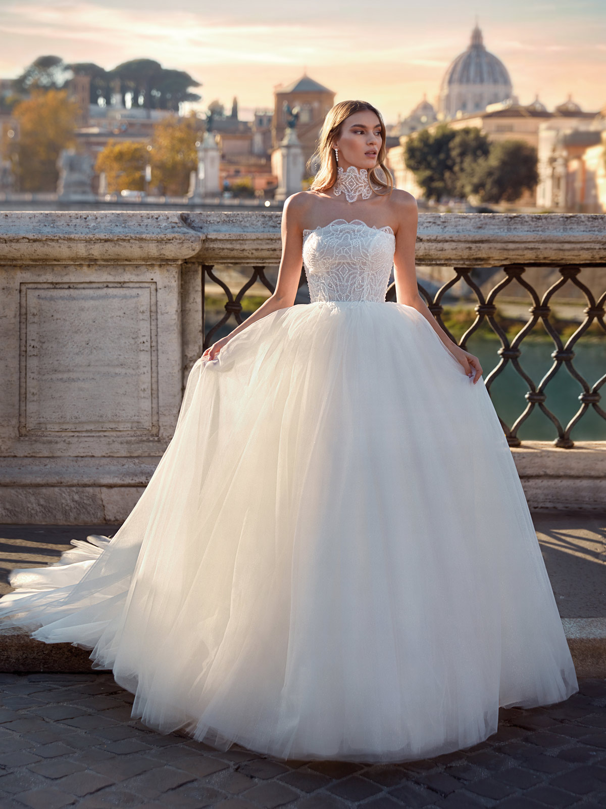 sposa con abito in città europea