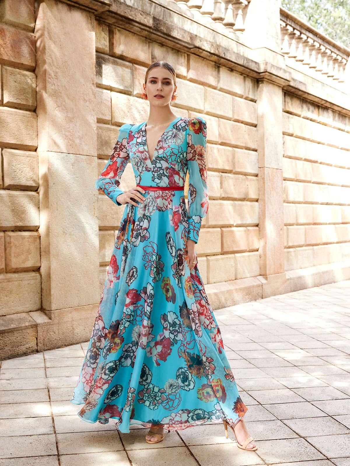 Modella con vestito da cerimonia azzurro