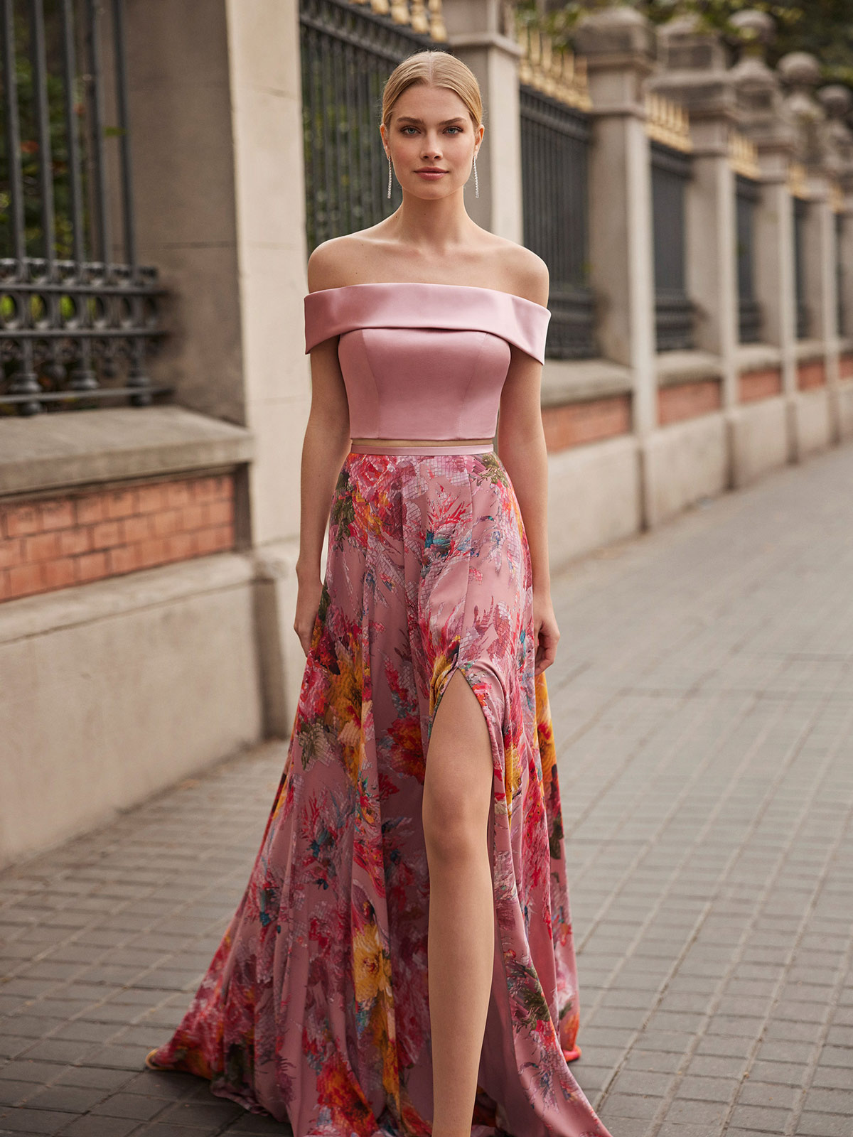 Modella con vestito lungo rosa