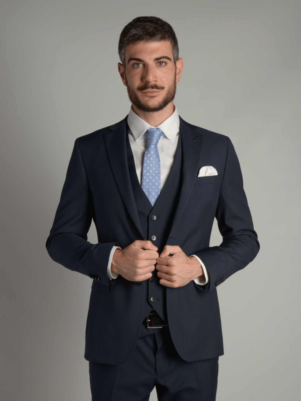 Modello con completo elegante blu, gilet e cravatta