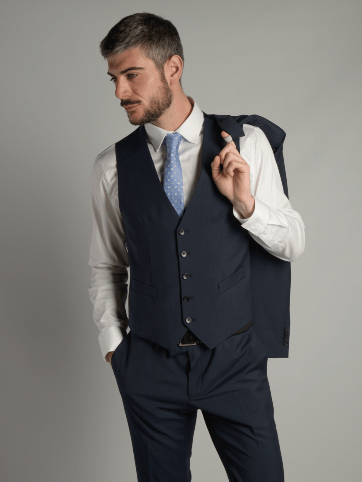 Modello con completo elegante blu, gilet e cravatta