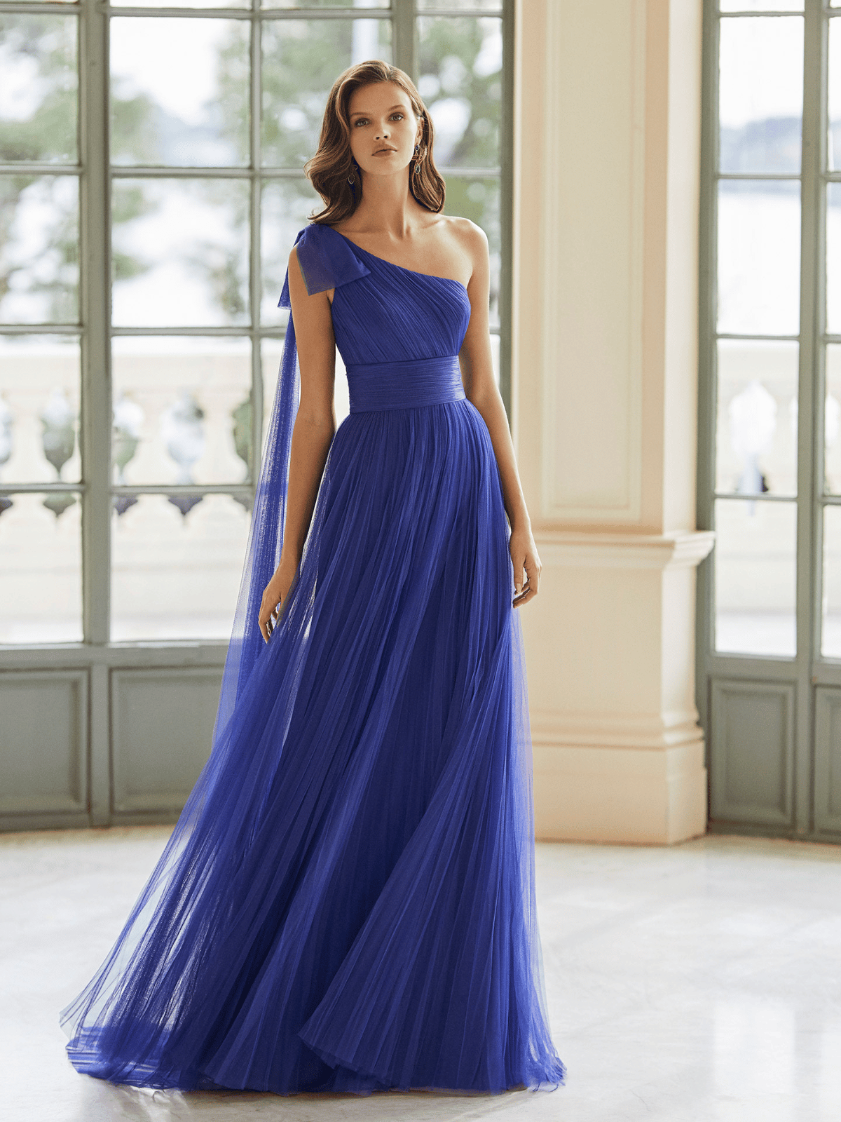 Modella con vestito elegante blu