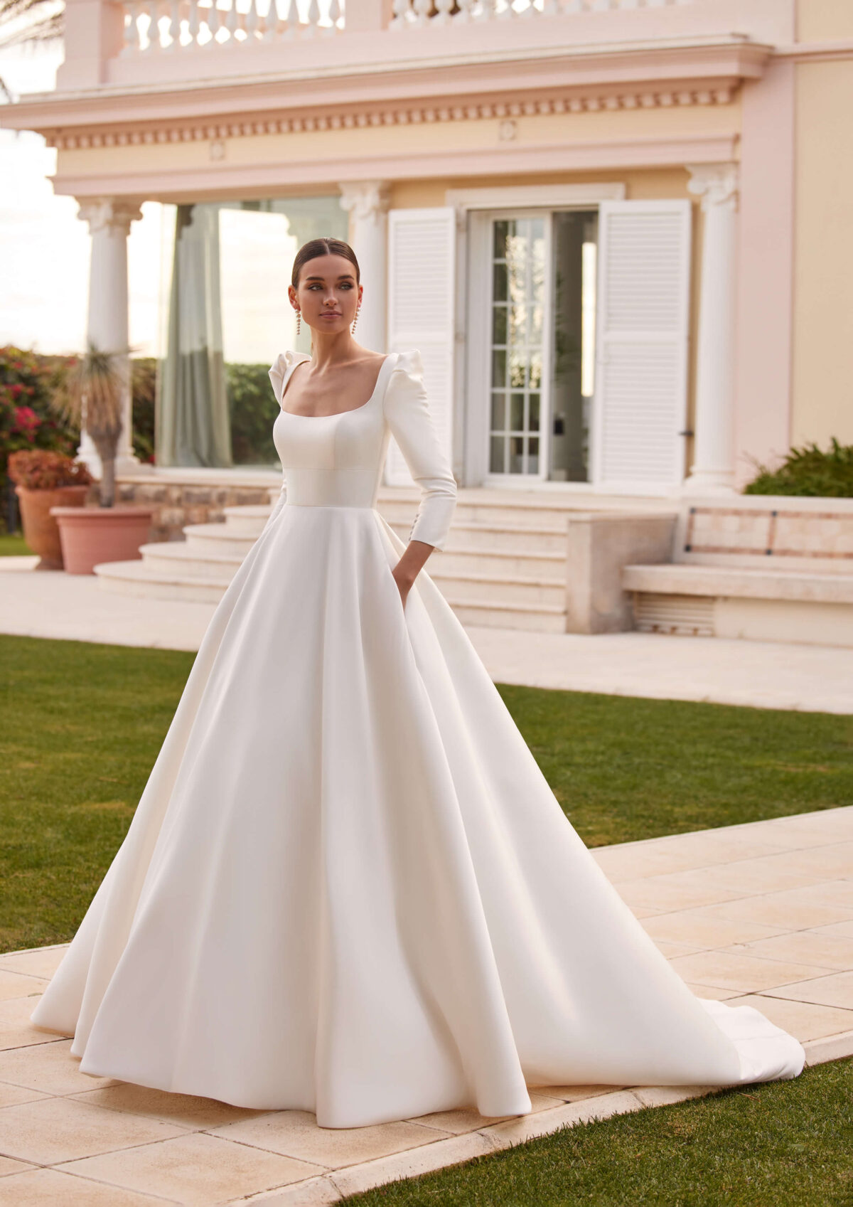 Abito da sposa in mikado maniche lunghe